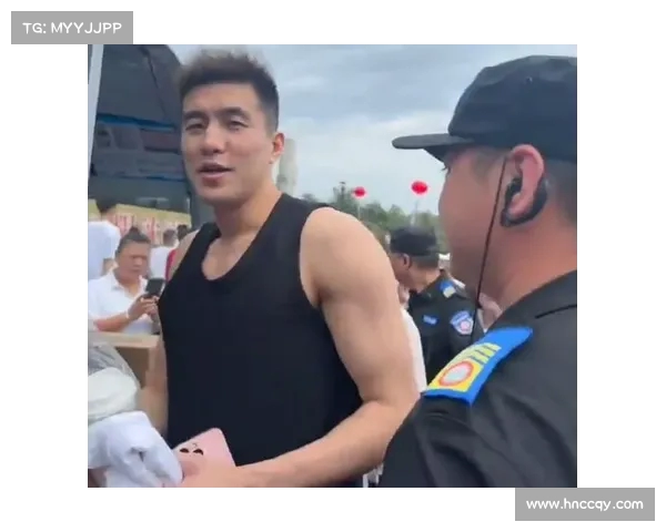 郭艾伦线下活动亮相 一开场就上演钉板大帽让女球迷尖叫(郭艾伦被帽) 郭艾伦线下活动亮相 一开场就上演钉板大帽让女球迷尖叫(郭艾伦被帽)